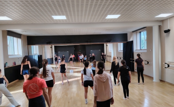 Rejoignez le cours de Modern&rsquo;Jazz pour les 10/12 ans le mercredi à 16h30 avec Clarisse. Info et inscription: 02 98 86 13 11