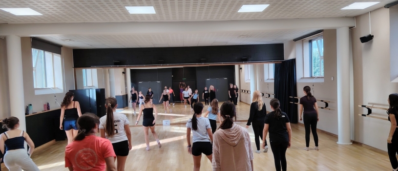 Rejoignez le cours de Modern&rsquo;Jazz pour les 10/12 ans le mercredi à 16h30 avec Clarisse. Info et inscription: 02 98 86 13 11